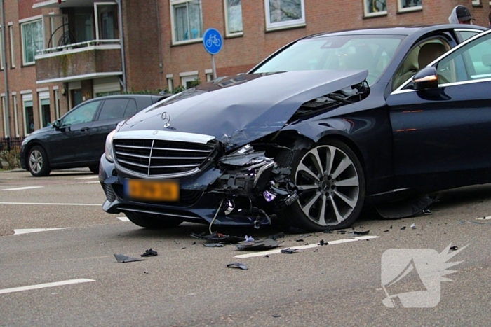 Schade na botsing tussen personenauto en bestelbus