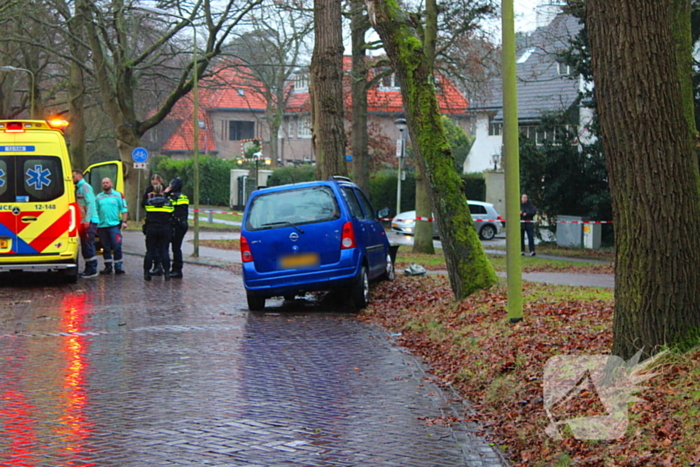 82-jarige bestuurder overleden na botsing tegen boom