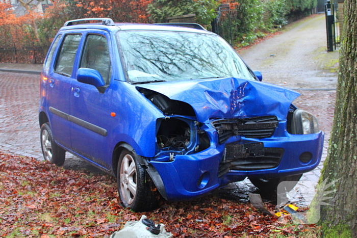 82-jarige bestuurder overleden na botsing tegen boom