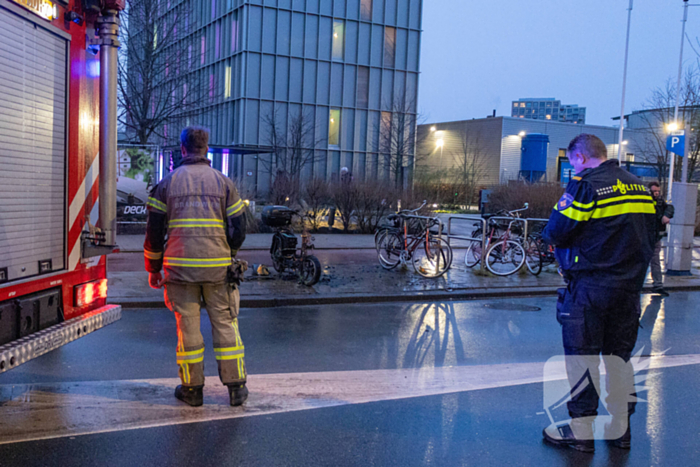 Brommer gaat in vlammen op