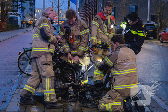 Brommer gaat in vlammen op