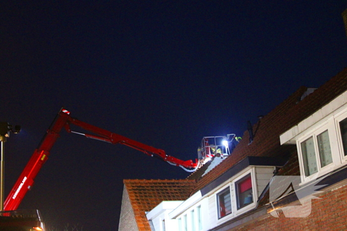 Brandweer veegt schoorsteen van woning