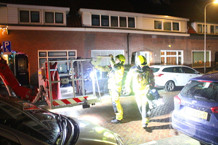 Brandweer veegt schoorsteen van woning