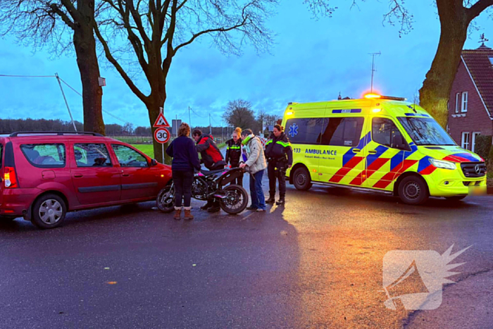 Brommerrijder botst op afslaande auto