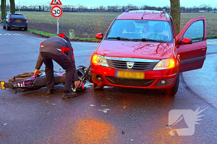 Brommerrijder botst op afslaande auto