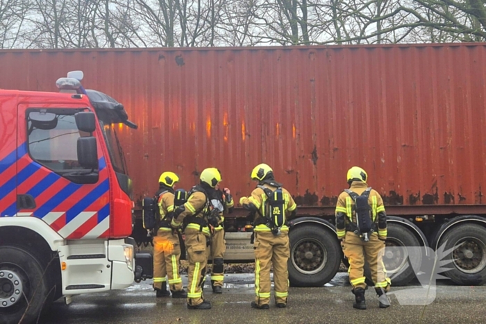 Brandweer controleert vrachtwagentrailer na brandmelding