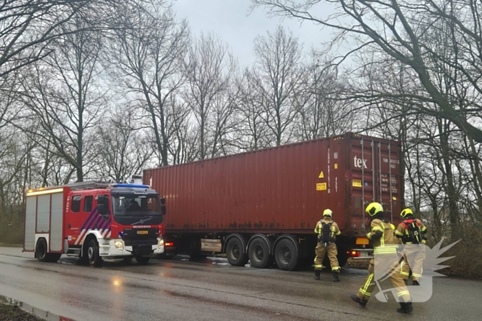 Brandweer controleert vrachtwagentrailer na brandmelding