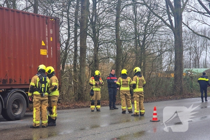Brandweer controleert vrachtwagentrailer na brandmelding