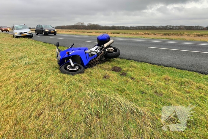 Motorrijder glijdt uit en raakt gewond