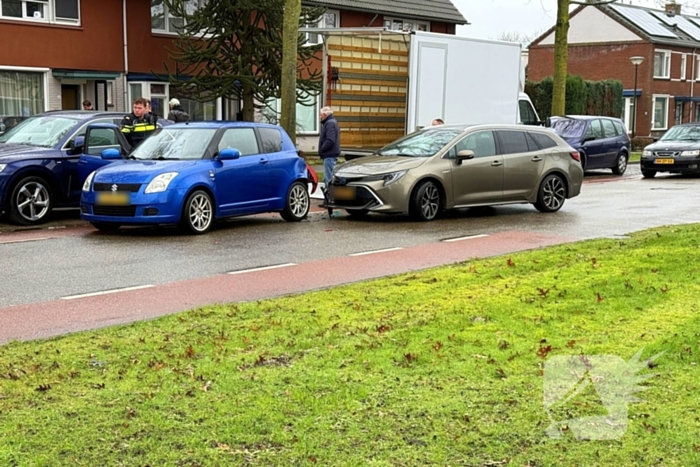 Twee voertuigen botsen op elkaar