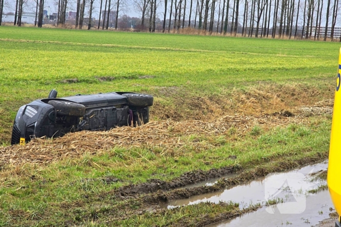 Bestuurder belandt in sloot na uitwijkmanoeuvre