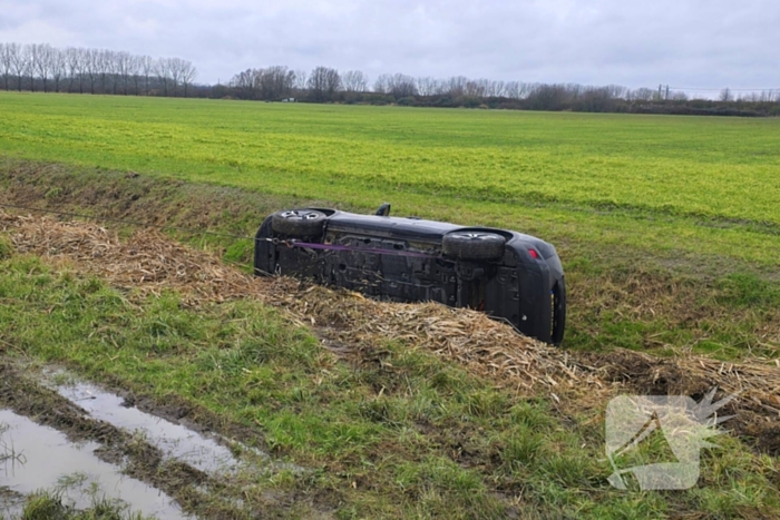 Bestuurder belandt in sloot na uitwijkmanoeuvre