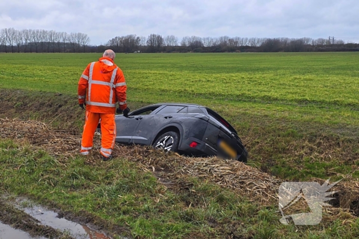 Bestuurder belandt in sloot na uitwijkmanoeuvre