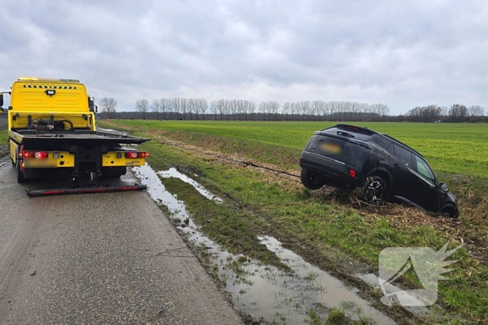 Bestuurder belandt in sloot na uitwijkmanoeuvre