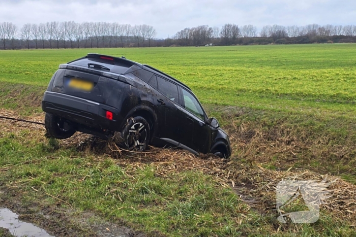 Bestuurder belandt in sloot na uitwijkmanoeuvre