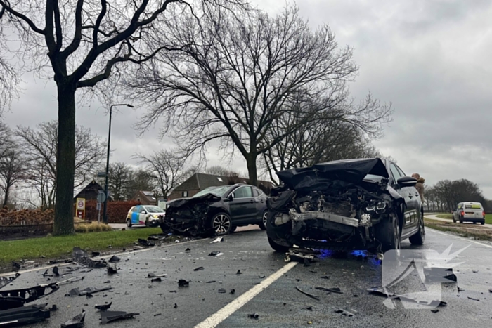 Bestuurder gewond bij frontale aanrijding