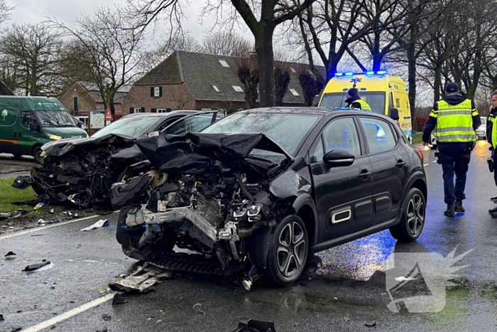 Bestuurder gewond bij frontale aanrijding