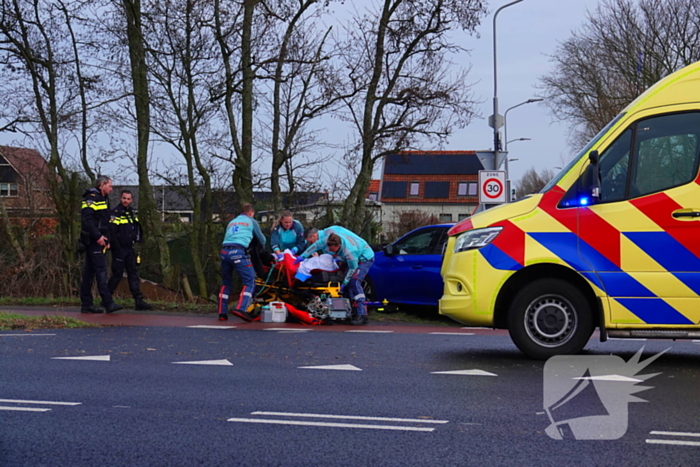 Scooterrijder klapt op personenauto