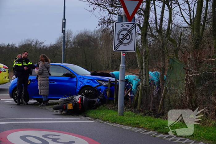 Scooterrijder klapt op personenauto