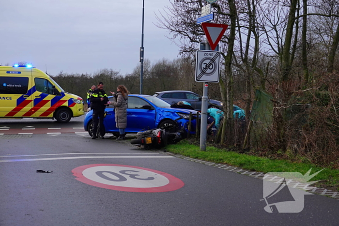 Scooterrijder klapt op personenauto