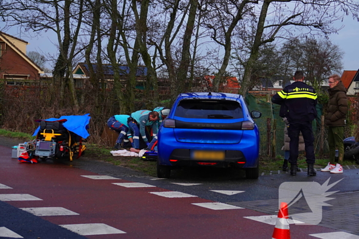 Scooterrijder klapt op personenauto