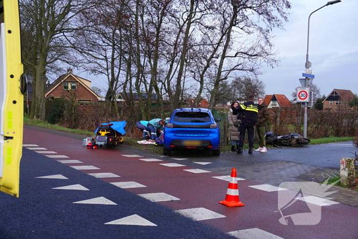 Scooterrijder klapt op personenauto