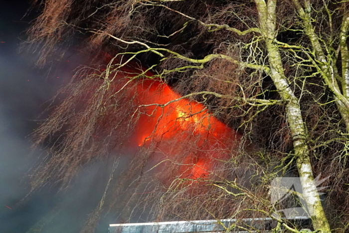 Schoorsteenbrand slaat over na rietenkap