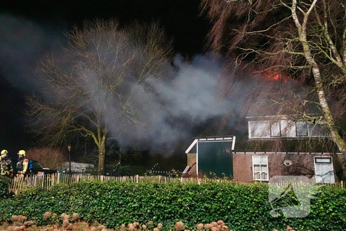 Schoorsteenbrand slaat over na rietenkap