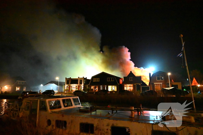 Felle uitslaande brand in loods met auto's