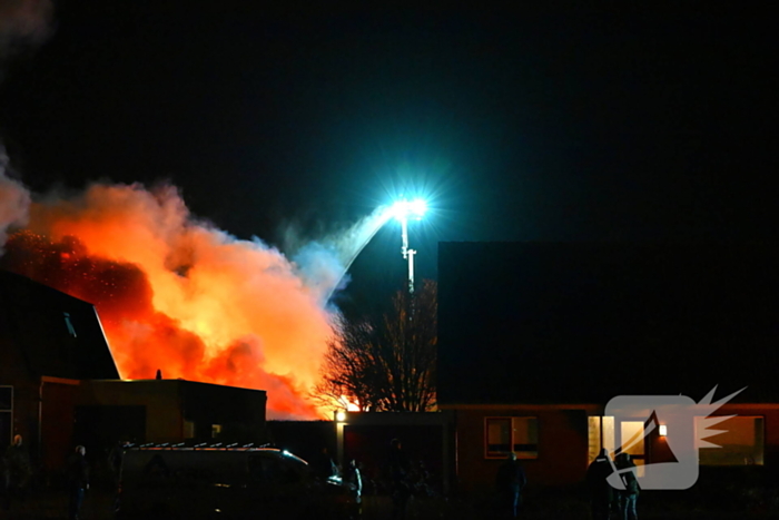 Felle uitslaande brand in loods met auto's