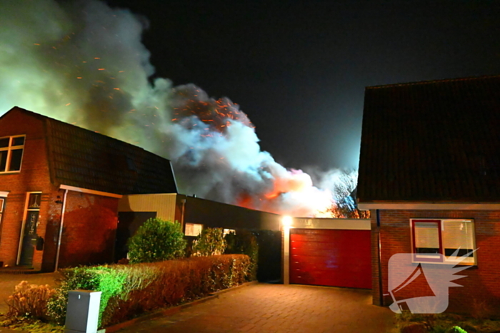 Felle uitslaande brand in loods met auto's