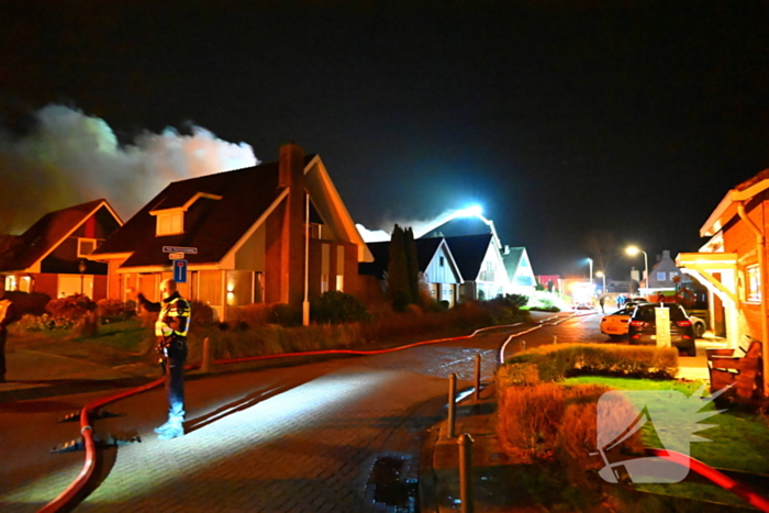 Felle uitslaande brand in loods met auto's