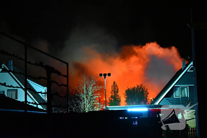 Felle uitslaande brand in loods met auto's