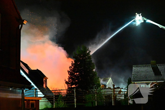 Felle uitslaande brand in loods met auto's