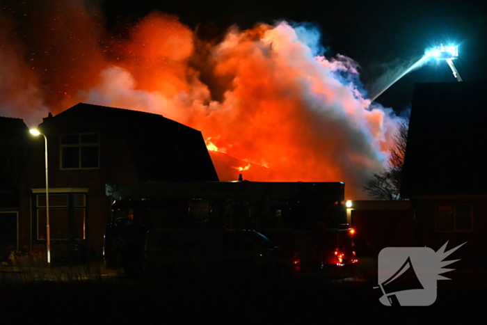 Felle uitslaande brand in loods met auto's