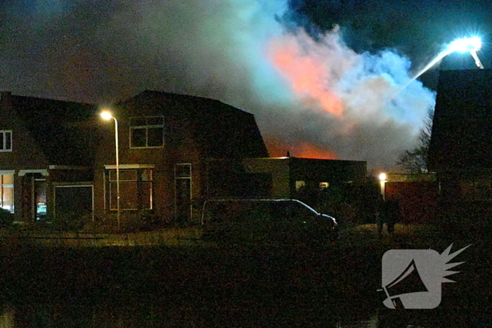 Felle uitslaande brand in loods met auto's