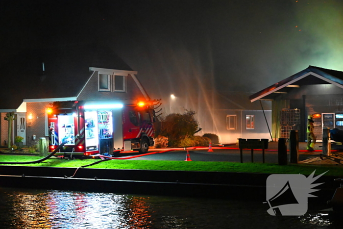 Felle uitslaande brand in loods met auto's