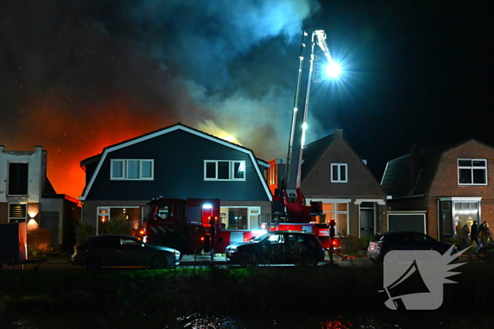 Felle uitslaande brand in loods met auto's