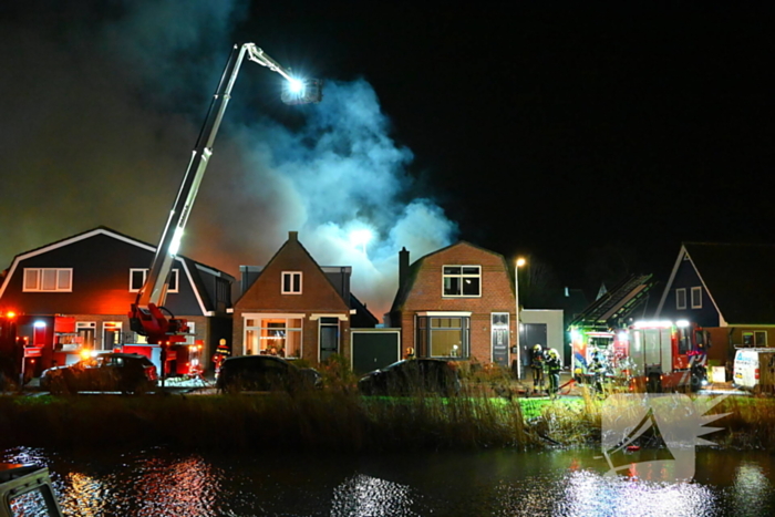 Felle uitslaande brand in loods met auto's