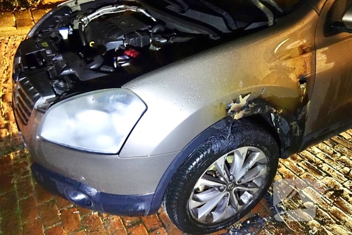 Brandweer blust brand in voertuig