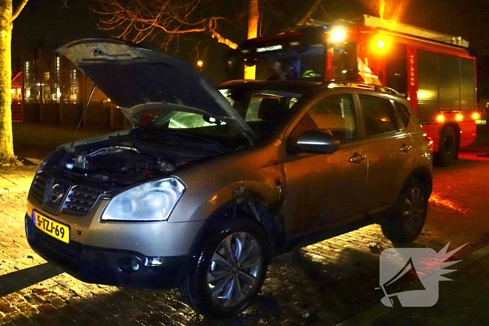 Brandweer blust brand in voertuig