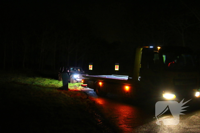 Automobilist komt vast te zitten in drassige grasveld