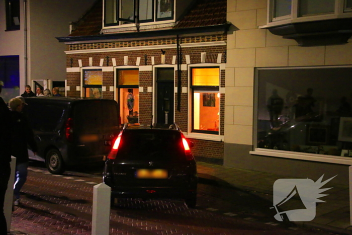 Automobilist rijdt tegen woning