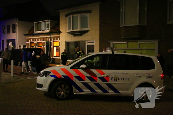 Automobilist rijdt tegen woning