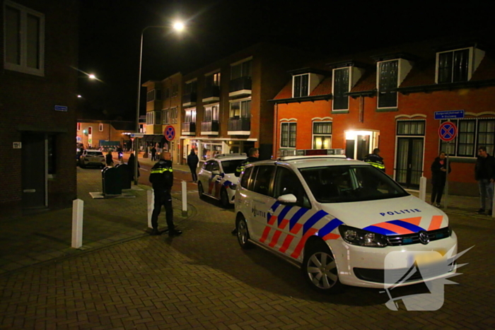 Automobilist rijdt tegen woning