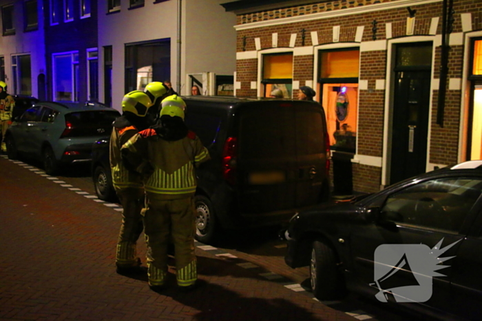 Automobilist rijdt tegen woning