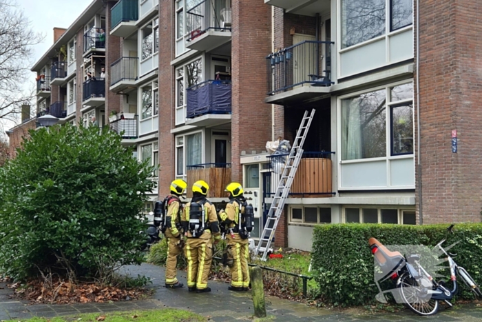 Balkon zwartgeblakerd na brand bij conflict