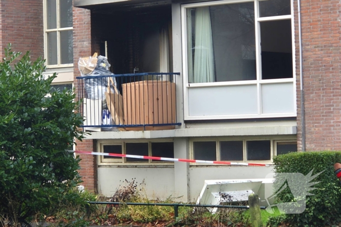 Balkon zwartgeblakerd na brand bij conflict
