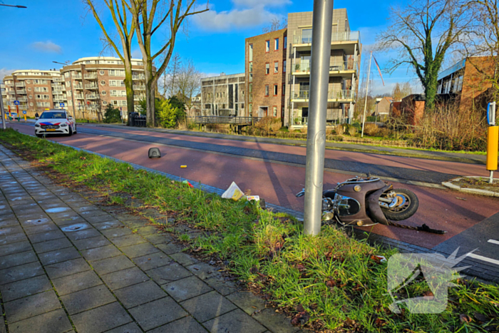 Scooterrijder geschept door automobilist tijdens inhaalactie