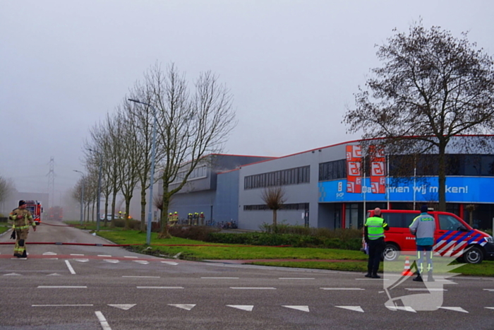Zeer grote brand in reparatiebedrijf, brandweer schaalt groots op